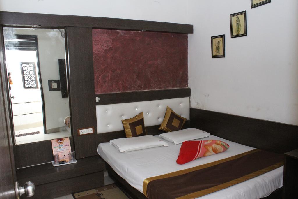 Hotel Shiv Palace New Delhi Buitenkant foto